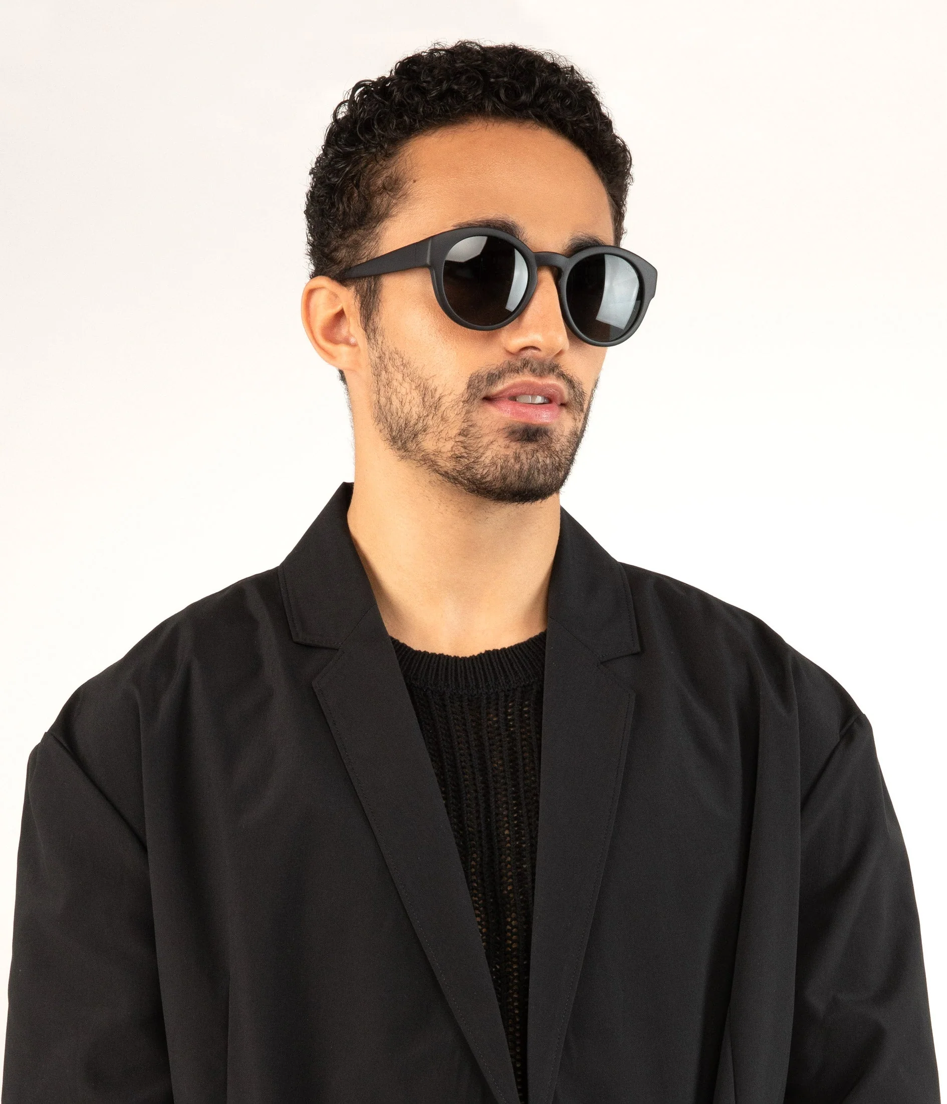 YAN Black Round Sunglasses - Image 3